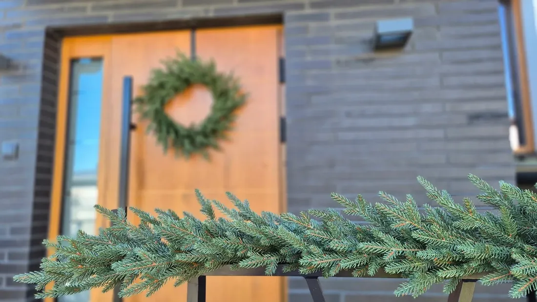 girlanda-swierk-3-metry-100percent-pe-300-cm-dluga-gesta-jak-naturalna-balustrada