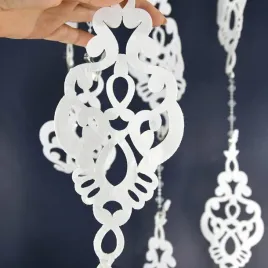 elegancki-panel-dekoracyjny-z-filcu-z-koralikami-160x100cm-bialy-azurowy