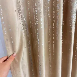 elegancka-zaslona-welurowa-ze-srebrnym-wzorem-bezowa-240x140cm-tasma-wave