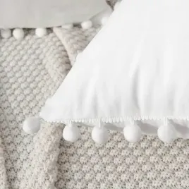 stylowa-poszewka-biala-welur-pomponiki-prezent-40x40-boho-ozdoba-wnetrza
