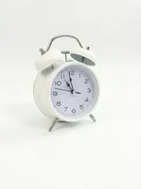 budzik-analogowy-retro-z-podwojnym-dzwonkiem-bialy-glosny-alarm-do-sypial