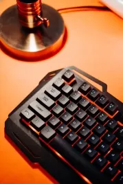 klawiatura-gamingowa-podswietlana-led-dla-graczy-stalowa-usb-cicha-czarna