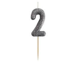 swieczka-na-tort-cyfra-2-brokatowa-11-5x3-5-cm-srebrna-na-wykalaczce