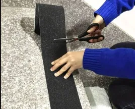 tasma-antyposlizgowa-czarna-50mm-18m-na-schody-mocna-ostrzegawcza