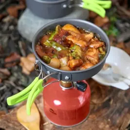 naczynia-turystyczne-zestaw-garnkow-sztucce-pod-namiot-biwak-czajnik-18-el