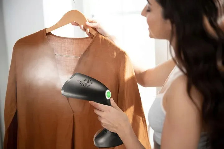 parownica-do-ubran-zelazko-parowe-regulacja-pary-7-dysz-czarna-380ml-2000w