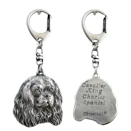 cavalier-king-charles-spaniel-posrebrzany-brelok-do-kluczy-z-psem-w-pudel