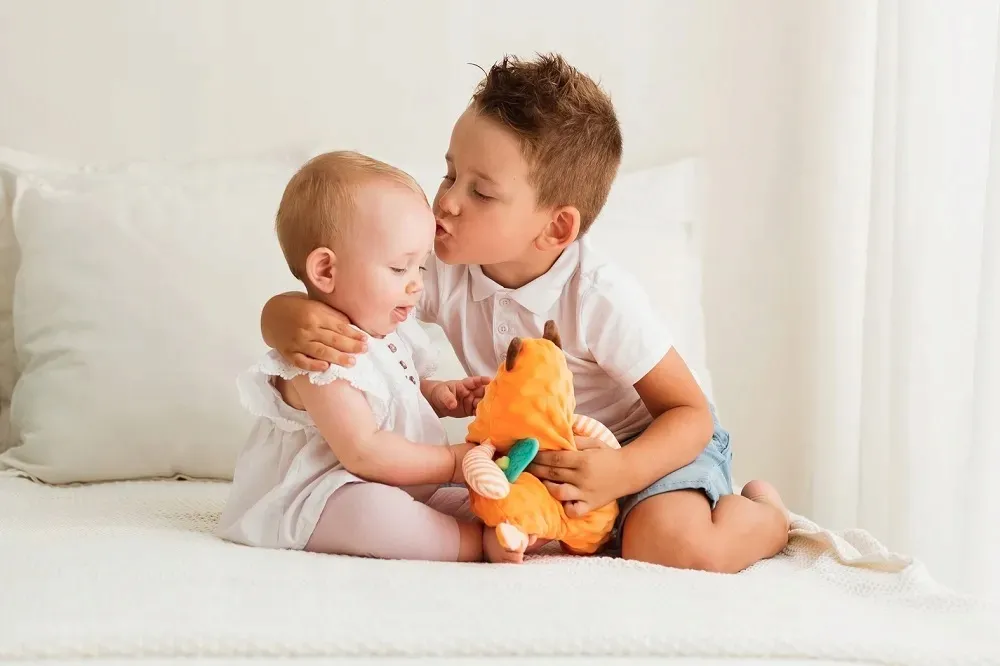 balibazoo-przytulanka-lisek-z-lapka-tulimy-milutka-poduszka-minky-gryzak