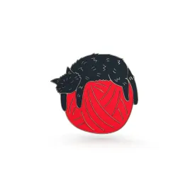 pinets-przypinka-kot-na-klebku-czarny-kot-metalowy-pin
