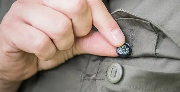 helikon-kompas-button-compass-small-czarny-cechy-dodatkowe-swiecace-znaczniki