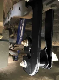 nissan-navara-d40-2005-kpl-wydluzonych-wieszakow-rewolwerowych-lift-2-s