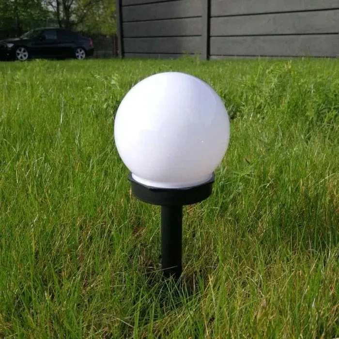 lampa-ogrodowa-wbijana-kula-10-cm-led-solarna-biala-z-czujnikiem-ecolight