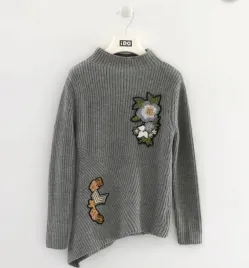 sweter-dziewczecy-szary-z-aplikacja