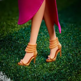 lalka-keeley-z-serialu-w-rozowej-sukience-futrzanej-pelerynce