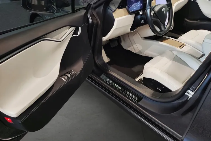 nakladki-progowe-do-tesla-model-s-stan-nowy-numer-katalogowy-producenta-2-11300-producent-avisa