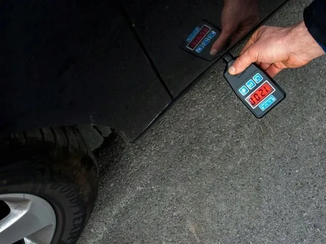 miernik-lakieru-mgr-13-fe-informacje-dodatkowe-automatyczne-wylaczanie-podswietlany-wyswietlacz-zalaczony-pokrowiec