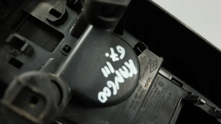 podlokietnik-renault-kangoo-2007-2018-typ-samochodu-samochody-osobowe-numer-katalogowy-czesci-renault-kangoo-iii-podlokietnik-tunel-srodkowy