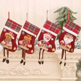 piekna-dekoracja-bozonarodzeniowa-skarpety-do-zawieszenia-nad-kominkiem