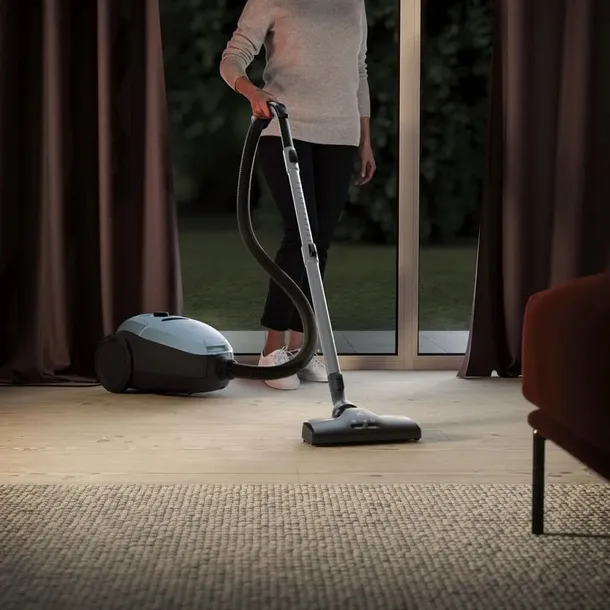 odkurzacz-electrolux-pd82-4mb-konstrukcja-automatyczny-zwijacz-przewodu-gumowe-kolka-teleskopowa-rura