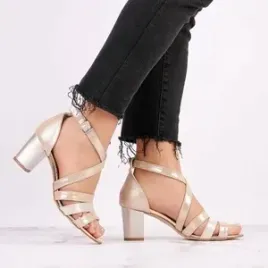 bezowe-sandaly-na-obcasie-na-paskach-slubne-z-zakryta-pieta-roz-40