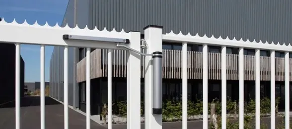 profesjonalny-samozamykacz-do-furtki-locinox-lion-czarny