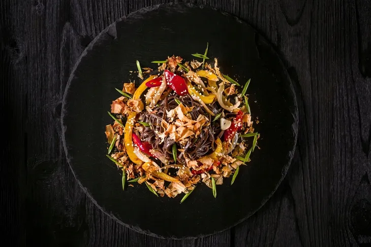 makaron-soba-noodle-300g-suchy-cechy-dodatkowe-bez-laktozy-niskodrazniace-niskotluszczowe-weganskie-wegetarianskie-wysoka-zawartosc-blonnika
