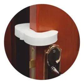 nakladka-zabezpieczajaca-na-drzwi-blokada-model-04-kids-care-1-szt