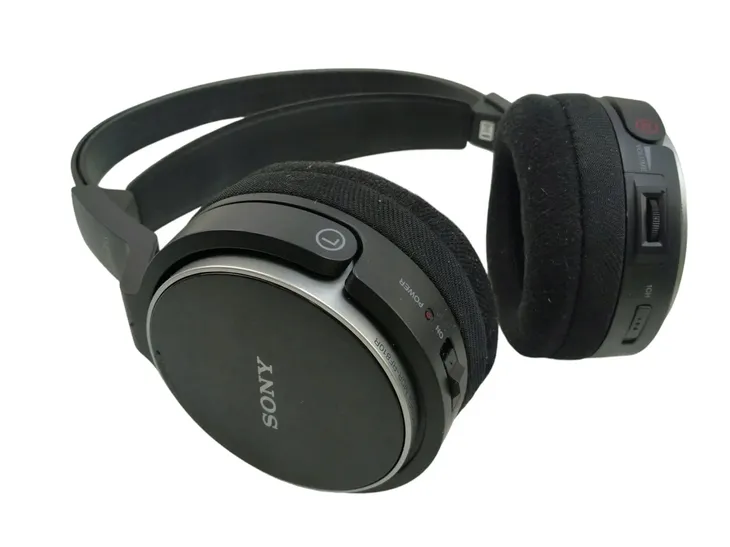 sluchawki-sony-mdr-rf810rk-konstrukcja-zamknieta