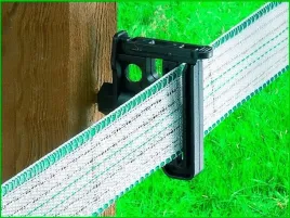 izolator-do-tasmy-ogrodzeniowej-maxi-tape-max-szer-40-mm-80-szt-kerbl