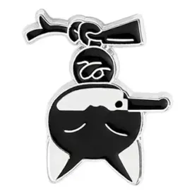 pin-przypinka-metalowa-srebrna-kot-noz-w-pyszczku-wiszacy-na-galezi