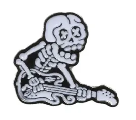 pin-przypinka-metalowa-czaszka-kosci-szkielet-gitara