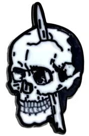 pin-przypinka-metalowa-czaszka-przebita-pal-wlocznia