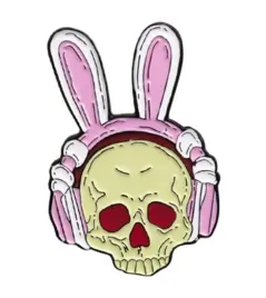 pin-przypinka-metalowa-czaszka-rozowa-krolik-sluchawki-uszy-hip-hop