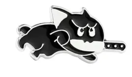 pin-przypinka-metalowa-srebrna-kot-noz-w-pyszczku-biegnacy