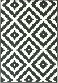 dywan-antyposlizgowy-geometryczny-romby-czarne-pod-krzeslo-67x100-cm