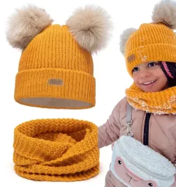 cieply-zimowy-komplet-dzieciecy-czapka-na-polarze-dziany-komin-pompony