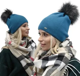 morska-damska-ciepla-czapka-z-pomponem-a13