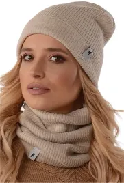 damski-bezowy-komplet-czapka-z-kominem-tuba-szalik-w-prazki-zestaw
