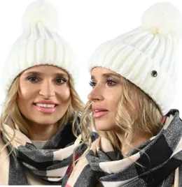 czapka-damska-zimowa-w-prazki-z-pomponem-kremowa