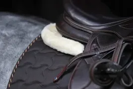 podkladka-pod-siodlo-ze-sztucznym-futrem-czarny-roz-full-covalliero