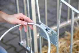 budka-dla-cielat-premium-z-wygrodzeniem-lekkim-kerbl