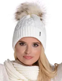 kremowa-czapka-welniana-na-polarze-z-pomponem-c17