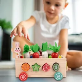ukladanka-montessori-drewniany-sorter-klockow-zlap-robaczka-marchewki-wozek