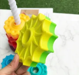 wieza-piramida-kola-zebate-spirala-do-ukladania-teczowa-duza-zabawka-dzieci