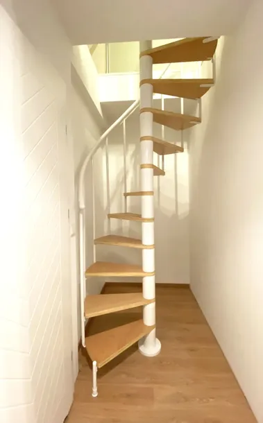 schody-spiralne-calgary-biale-buk-140-minimalna-wielkosc-otworu-w-stropie-szerokosc-145-cm