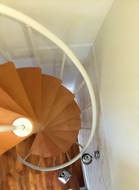 schody-spiralne-calgary-biale-buk-140-minimalna-wielkosc-otworu-w-stropie-dlugosc-145-cm