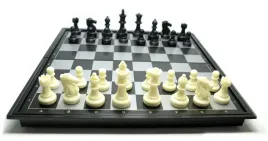 szachy-magnetyczne-warcaby-turystyczne-24-x-24-cm-zamykane-w-pudelku