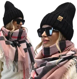 czarna-damska-czapka-ciepla-welniana-polski-produkt-zima-modny-fason-beanie