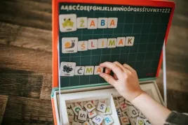 janod-magnetibook-polski-alfabet-nauka-liter-gratis-klocki-meli