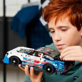 42153-lego-technic-nowy-chevrolet-camaro-zl1-z-serii-nascar